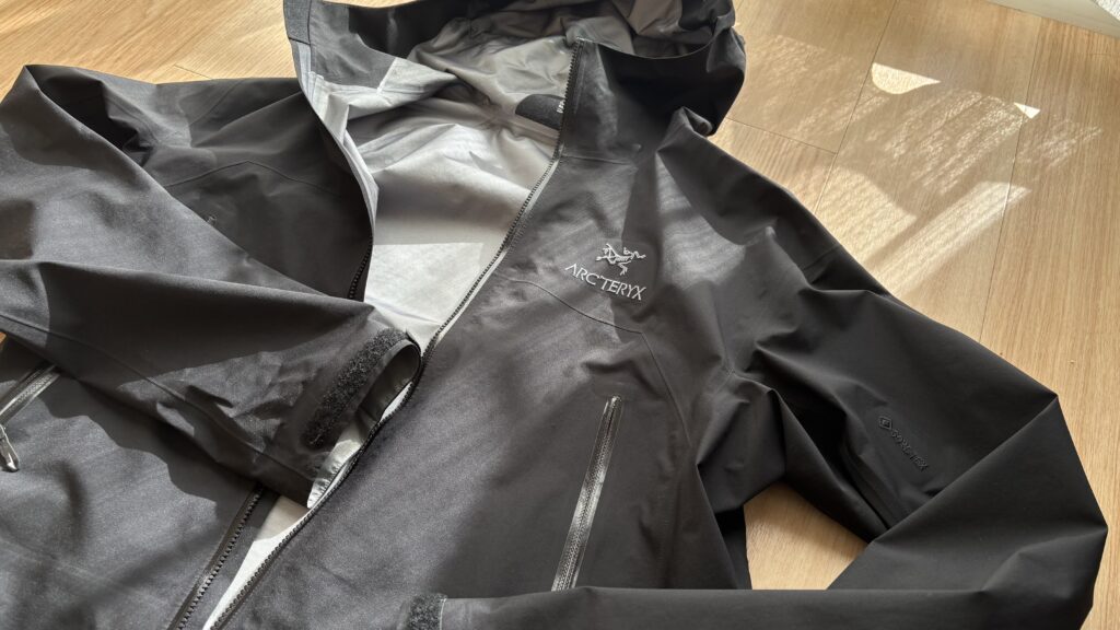 「アークテリクス Betaジャケット 2023年モデル 裏地C-KNITとロゴ刺繍」