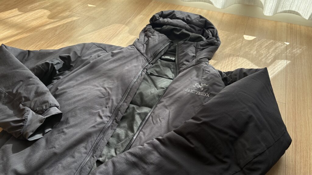 「アークテリクス Atom Heavyweightジャケット ブラックの質感」